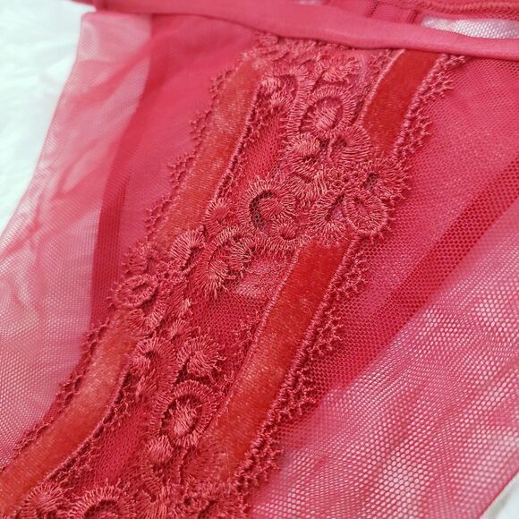 Victoria's Secret BRAZILIAN MEDIUM Red Velvet Lace Mesh Hool & Eye Very Sexy - Picture 4 of 6
